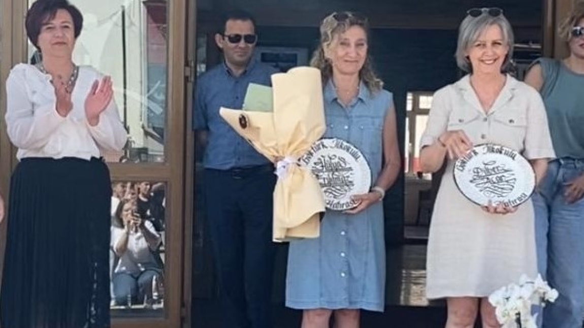 Göktürk İlkokulu ailesinin çok değerli  öğretmenleri Hülya ERYILMAZ ve Dilber ACAR  2024 -2025 eğitim öğretim yılının sonunda emekli olma kararı aldılar.